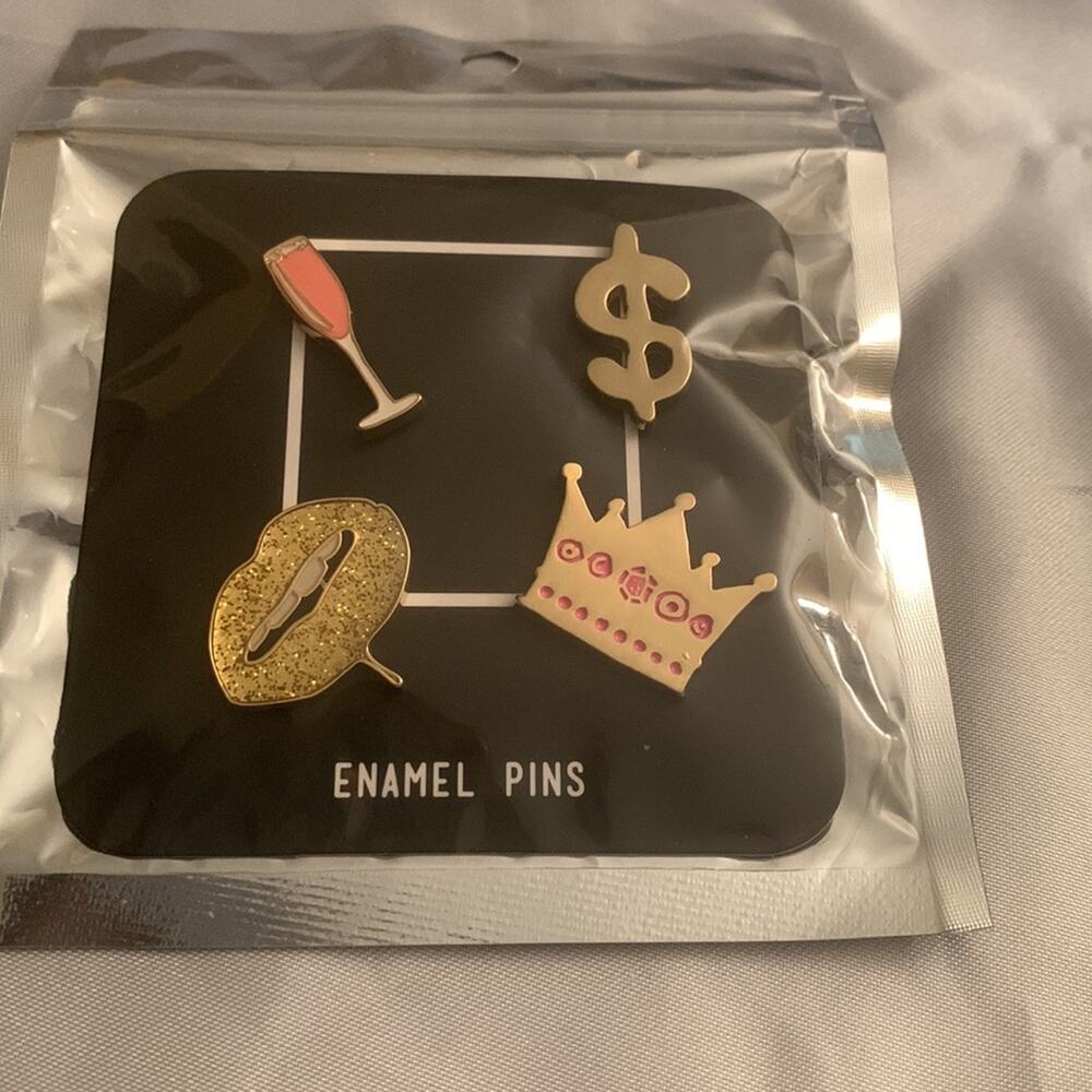 Enamel‎ Pins